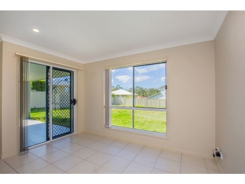 8 Caragh Crescent, Oxenford QLD 4210