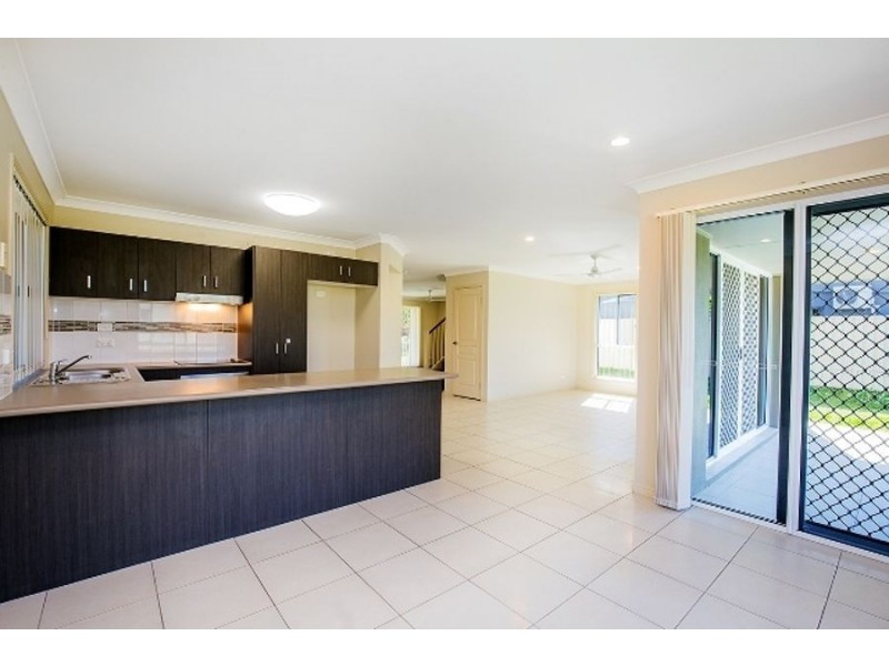 8 Caragh Crescent, Oxenford QLD 4210