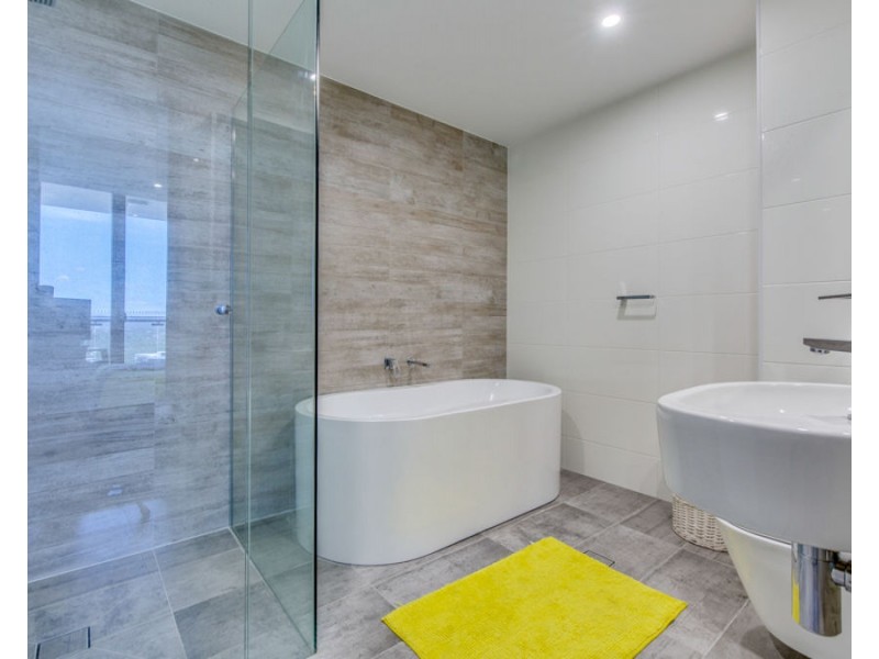 2105/2 Como Crescent, Southport QLD 4215