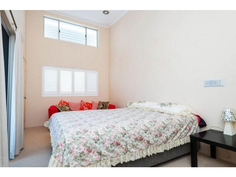 11 Seaspray Street, Paradise Point QLD 4216