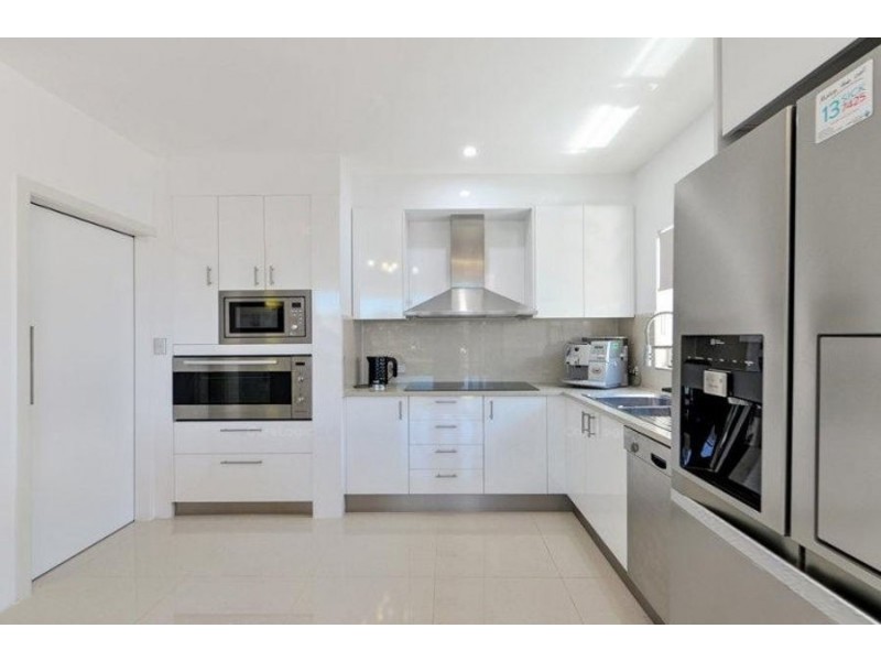 11 Seaspray Street, Paradise Point QLD 4216