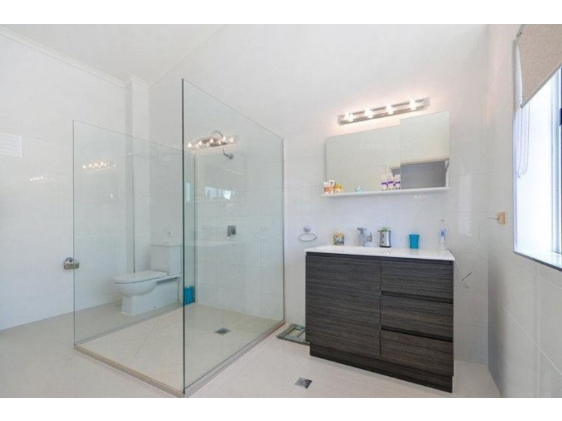 11 Seaspray Street, Paradise Point QLD 4216