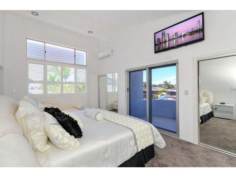 11 Seaspray Street, Paradise Point QLD 4216