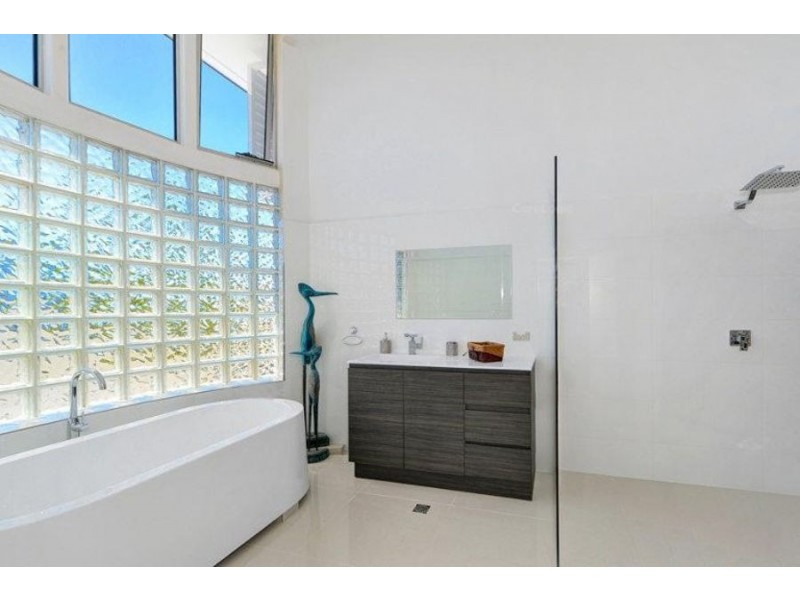 11 Seaspray Street, Paradise Point QLD 4216