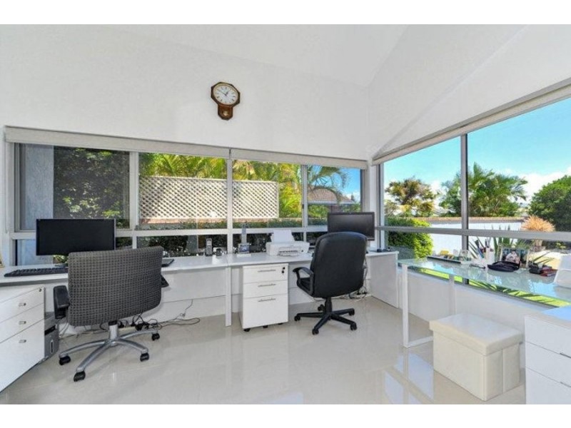 11 Seaspray Street, Paradise Point QLD 4216
