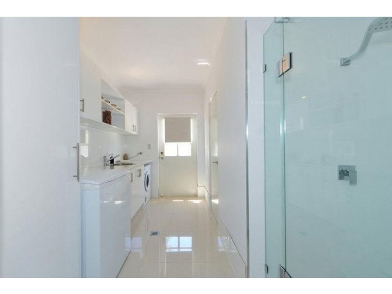 11 Seaspray Street, Paradise Point QLD 4216