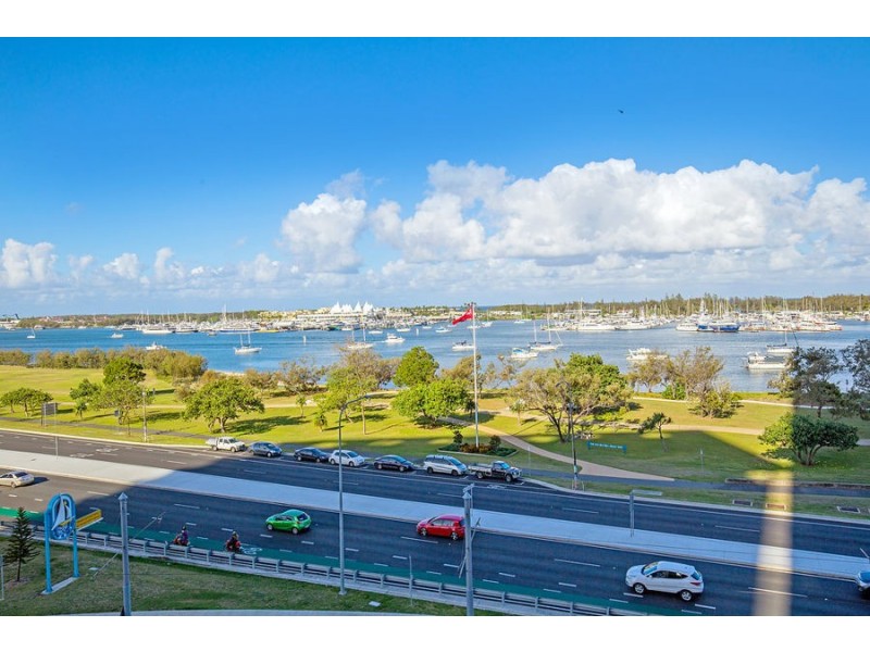 2 Como Crescent, Southport QLD 4215