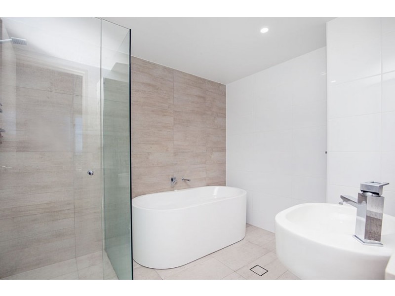 2 Como Crescent, Southport QLD 4215