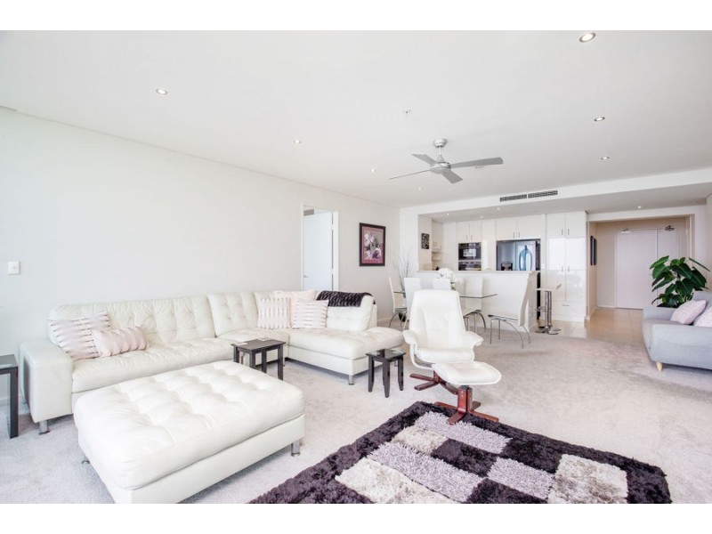 1 Como Crescent, Southport QLD 4215