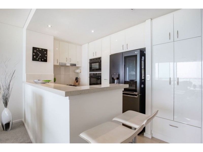 1 Como Crescent, Southport QLD 4215