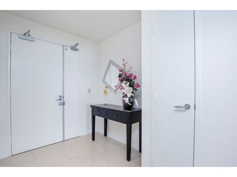 1 Como Crescent, Southport QLD 4215
