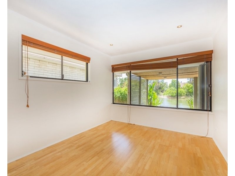 5 Bermuda Street, Broadbeach Waters QLD 4218