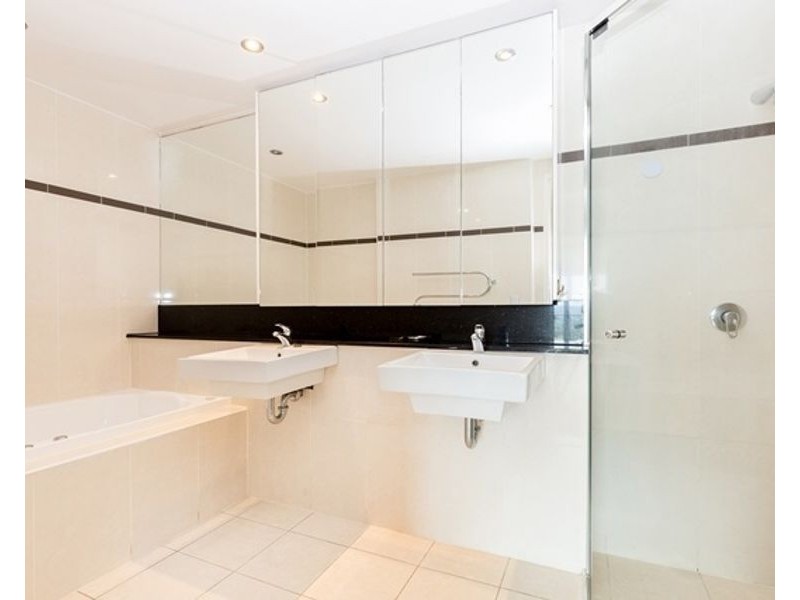 1 Como Crescent, Southport QLD 4215