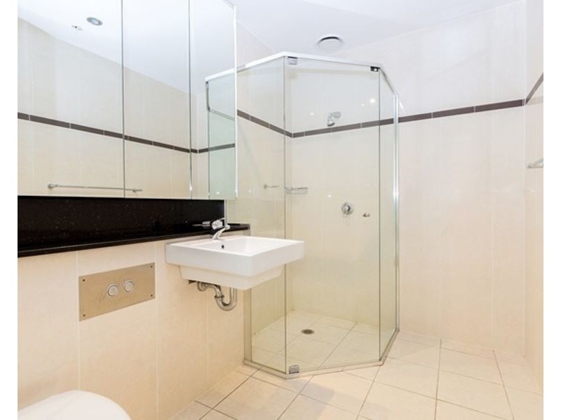 1 Como Crescent, Southport QLD 4215