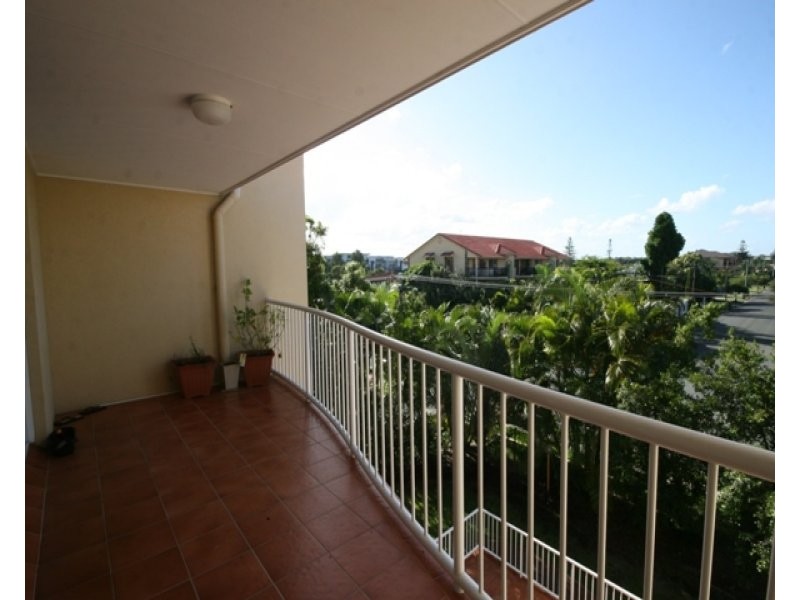 12 Dalpura Street, Chevron Island QLD 4217