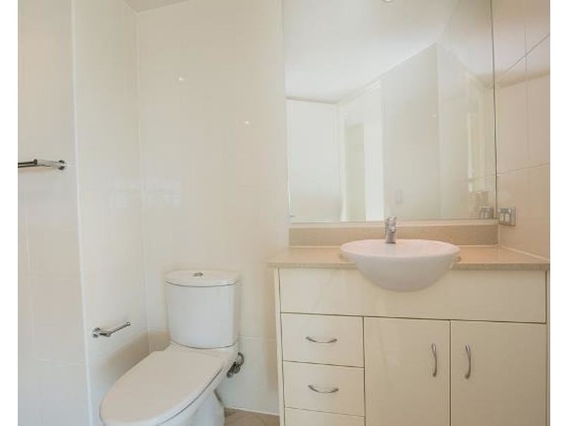 1 Como Crescent, Southport QLD 4215