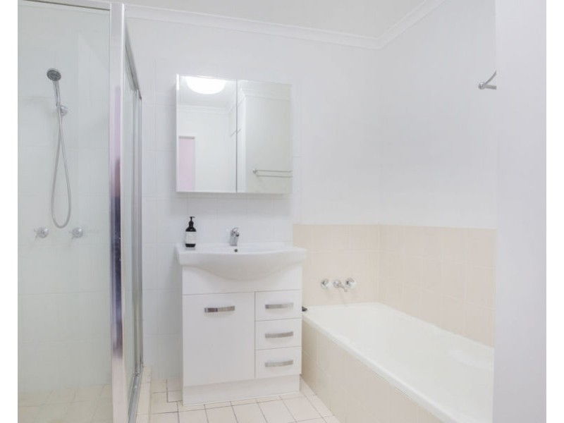 6/128 Benowa Road, Southport QLD 4215