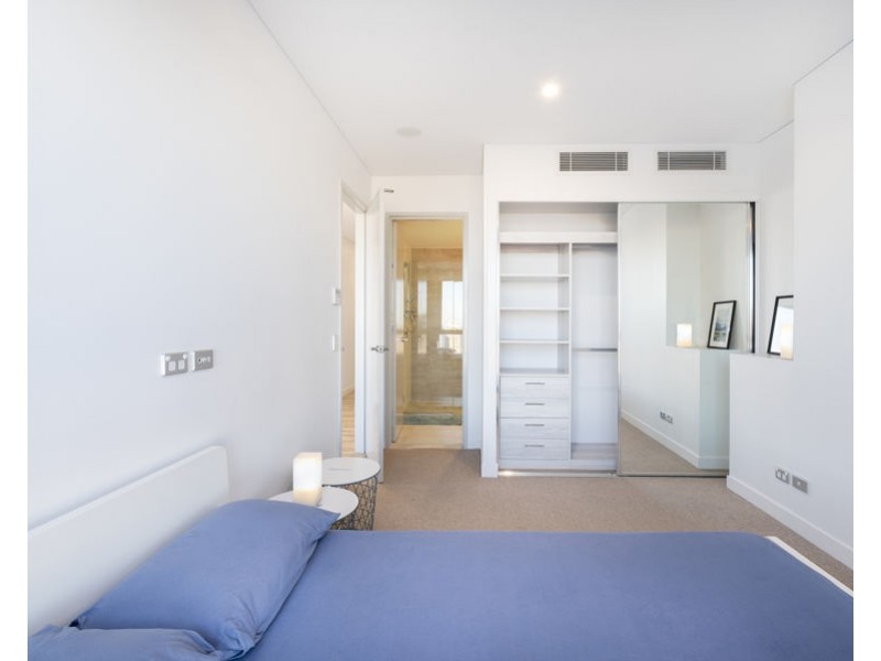 2 Como Crescent, Southport QLD 4215