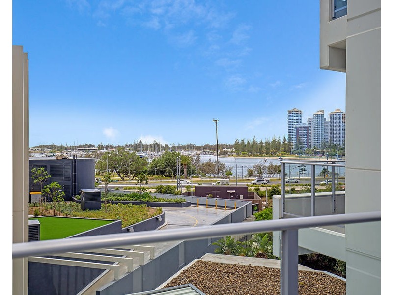 702/4 Como Crescent, Southport QLD 4215