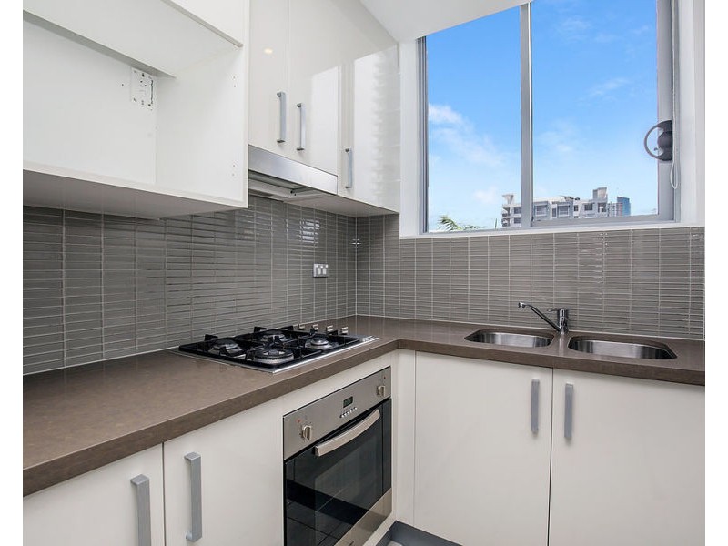 4 Como Crescent, Southport QLD 4215