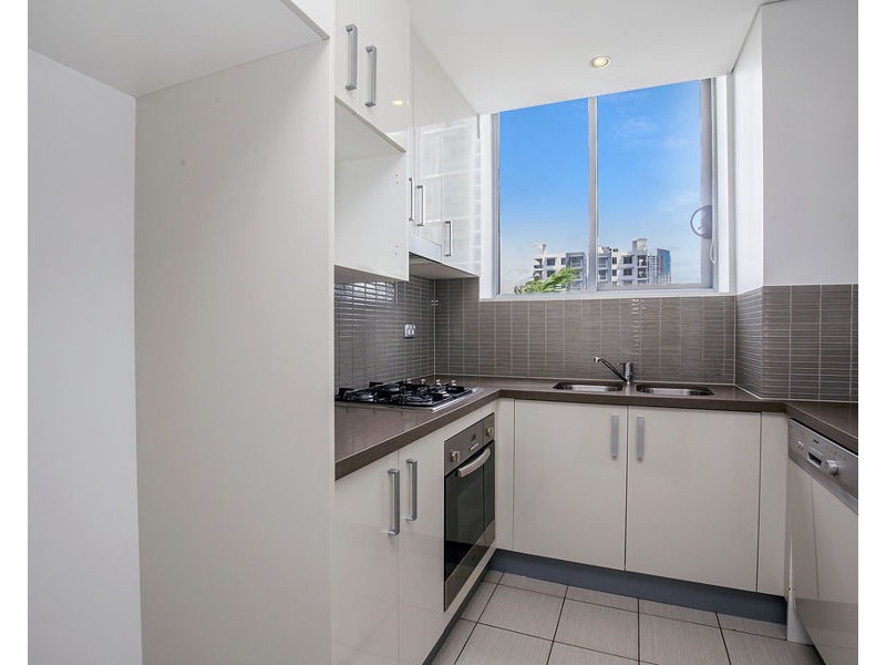 4 Como Crescent, Southport QLD 4215