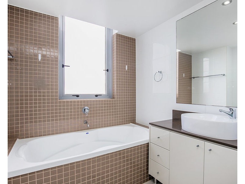 4 Como Crescent, Southport QLD 4215