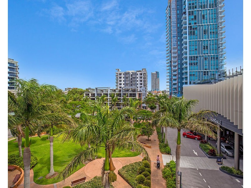 4 Como Crescent, Southport QLD 4215