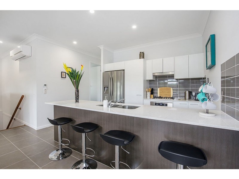 8 Morning Sun Court, Pacific Pines QLD 4211