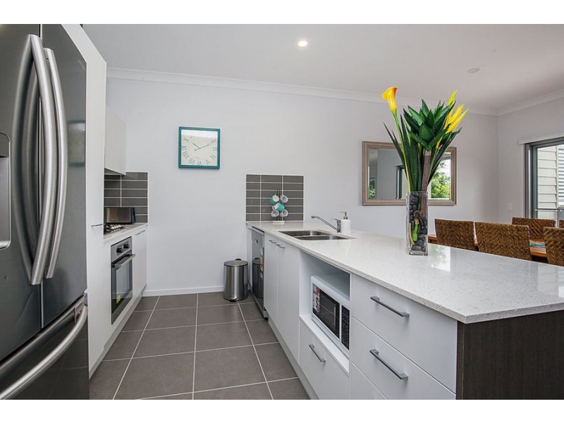 8 Morning Sun Court, Pacific Pines QLD 4211