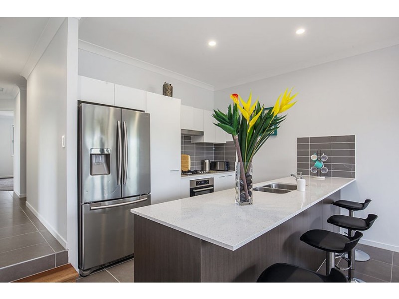 8 Morning Sun Court, Pacific Pines QLD 4211