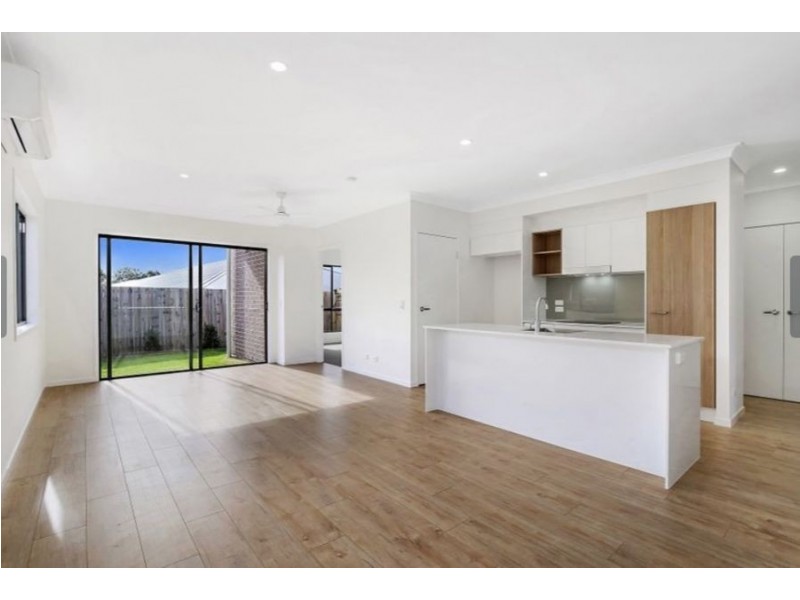 2/8 Xenia street, Pimpama QLD 4209