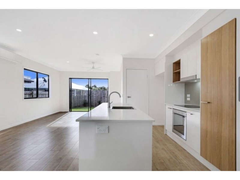 2/8 Xenia street, Pimpama QLD 4209