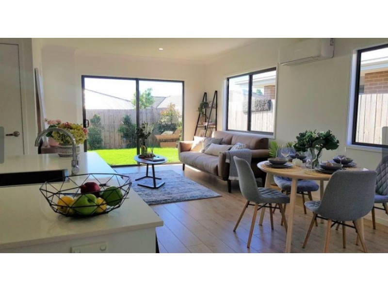 2/8 Xenia street, Pimpama QLD 4209