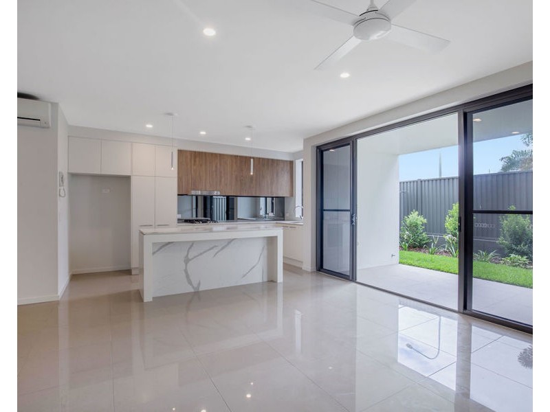 2/37 Sickle Avenue, Hope Island QLD 4212