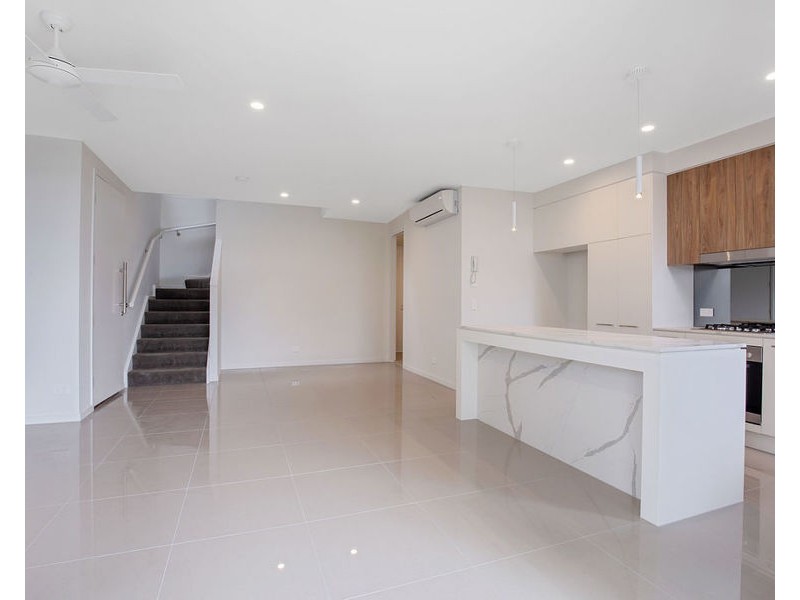 2/37 Sickle Avenue, Hope Island QLD 4212