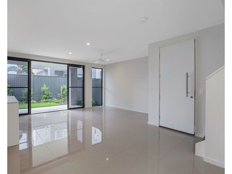 2/37 Sickle Avenue, Hope Island QLD 4212