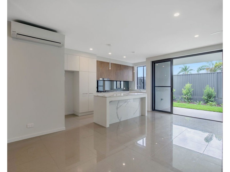 2/37 Sickle Avenue, Hope Island QLD 4212