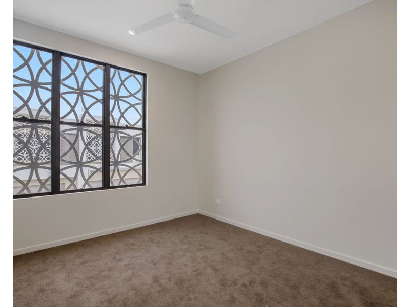 2/37 Sickle Avenue, Hope Island QLD 4212