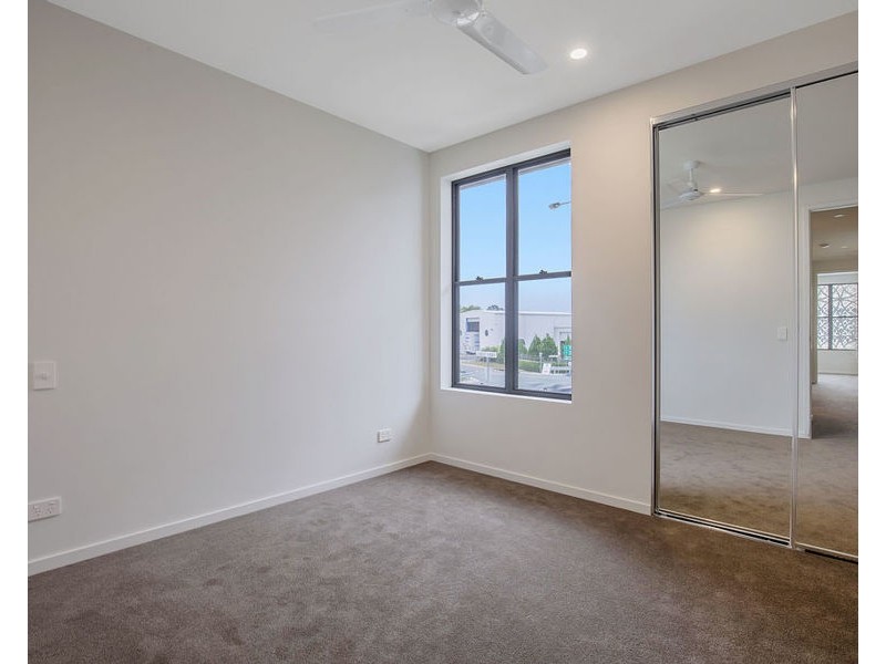 2/37 Sickle Avenue, Hope Island QLD 4212