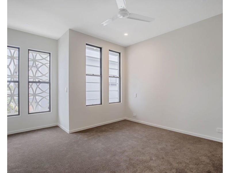 2/37 Sickle Avenue, Hope Island QLD 4212