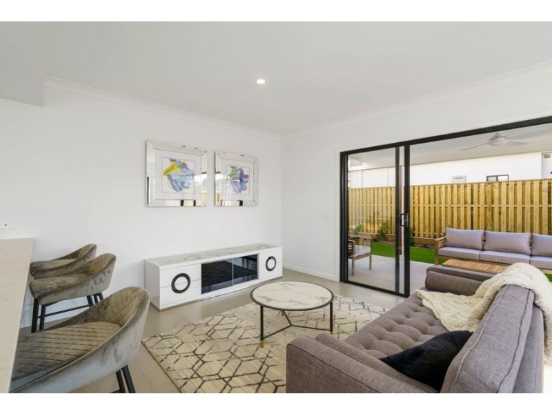 2/35 Sickle Avenue, Hope Island QLD 4212