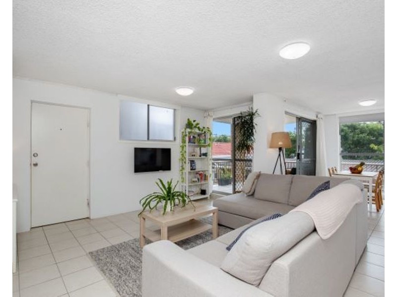 2 8 Riviera Road, Miami QLD 4220