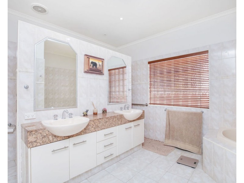 27 Meadowview Drive, Carrara QLD 4211