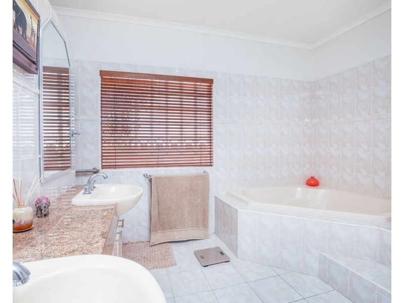 27 Meadowview Drive, Carrara QLD 4211