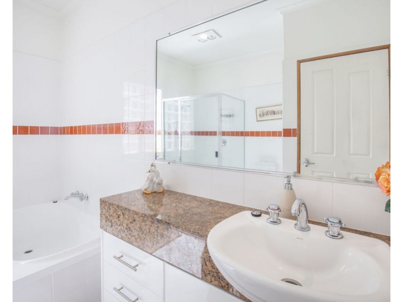 27 Meadowview Drive, Carrara QLD 4211