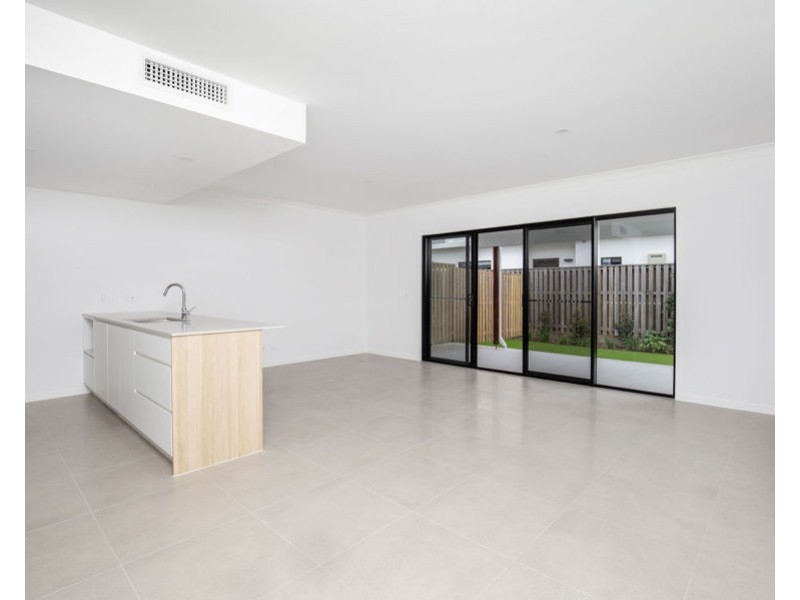 33/35 Sickle Avenue, Hope Island QLD 4212