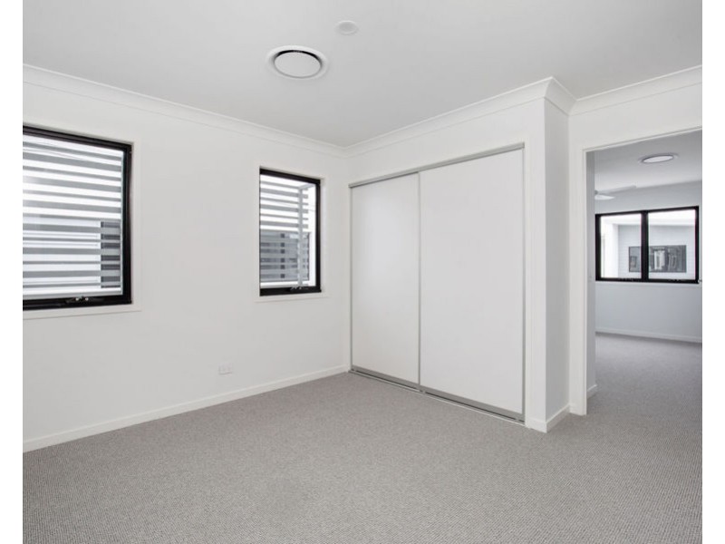 33/35 Sickle Avenue, Hope Island QLD 4212