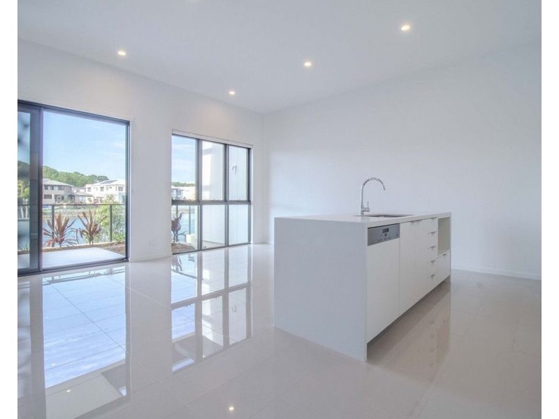 16 Bluewater Court, Hope Island QLD 4212