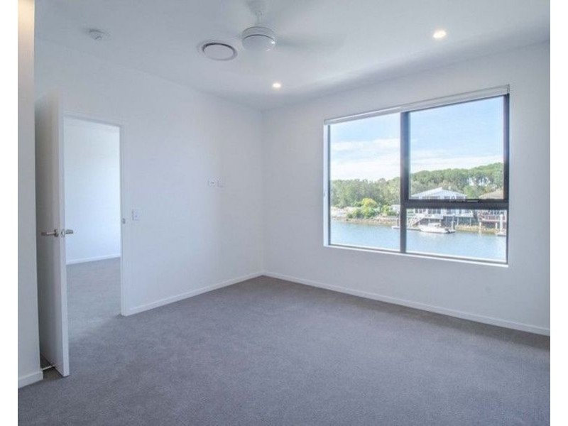 16 Bluewater Court, Hope Island QLD 4212