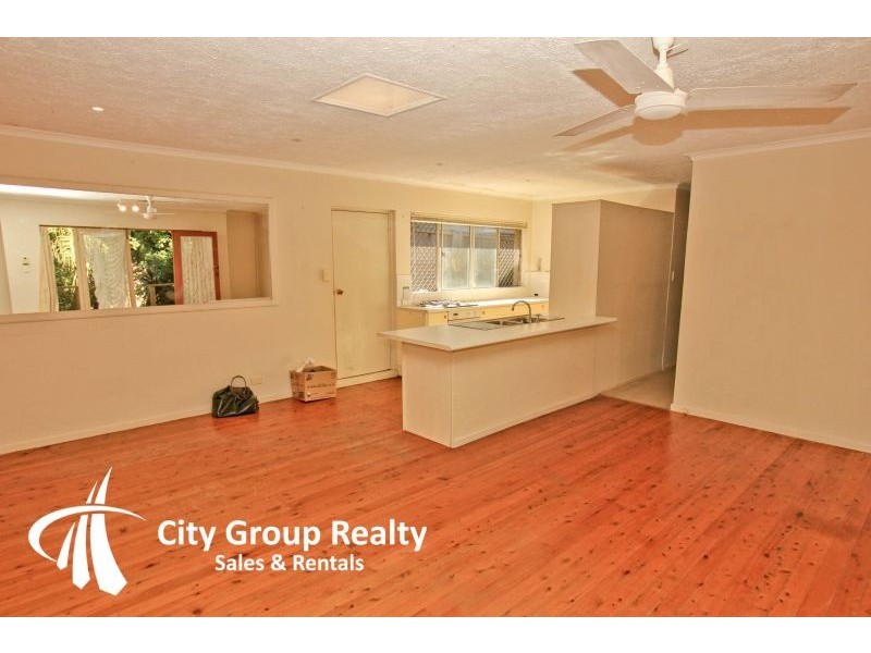 1 Cooleroo Crescent, Southport QLD 4215